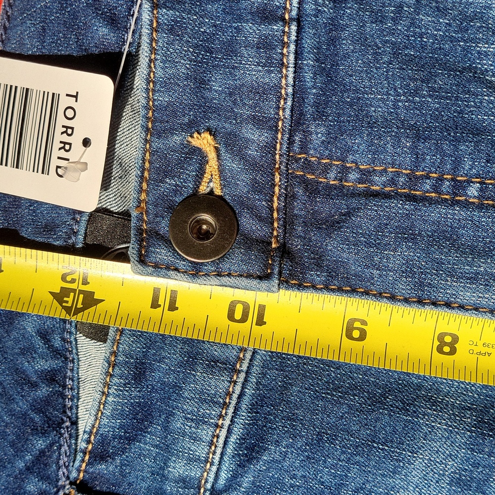 NWT Universal Jurassic Park Mid Rise Shorts - Picture 7 of 13